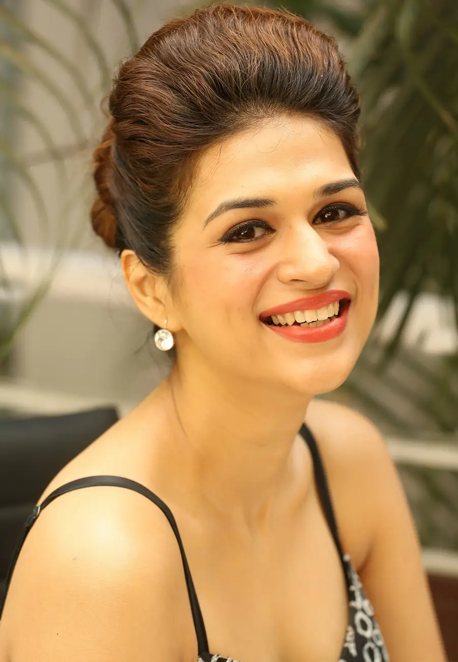 Shraddha Das Long Hair Smiling Face Closeup Wallpapers